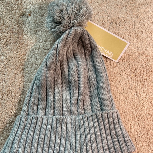 micheal kors winter hat - Picture 3 of 4